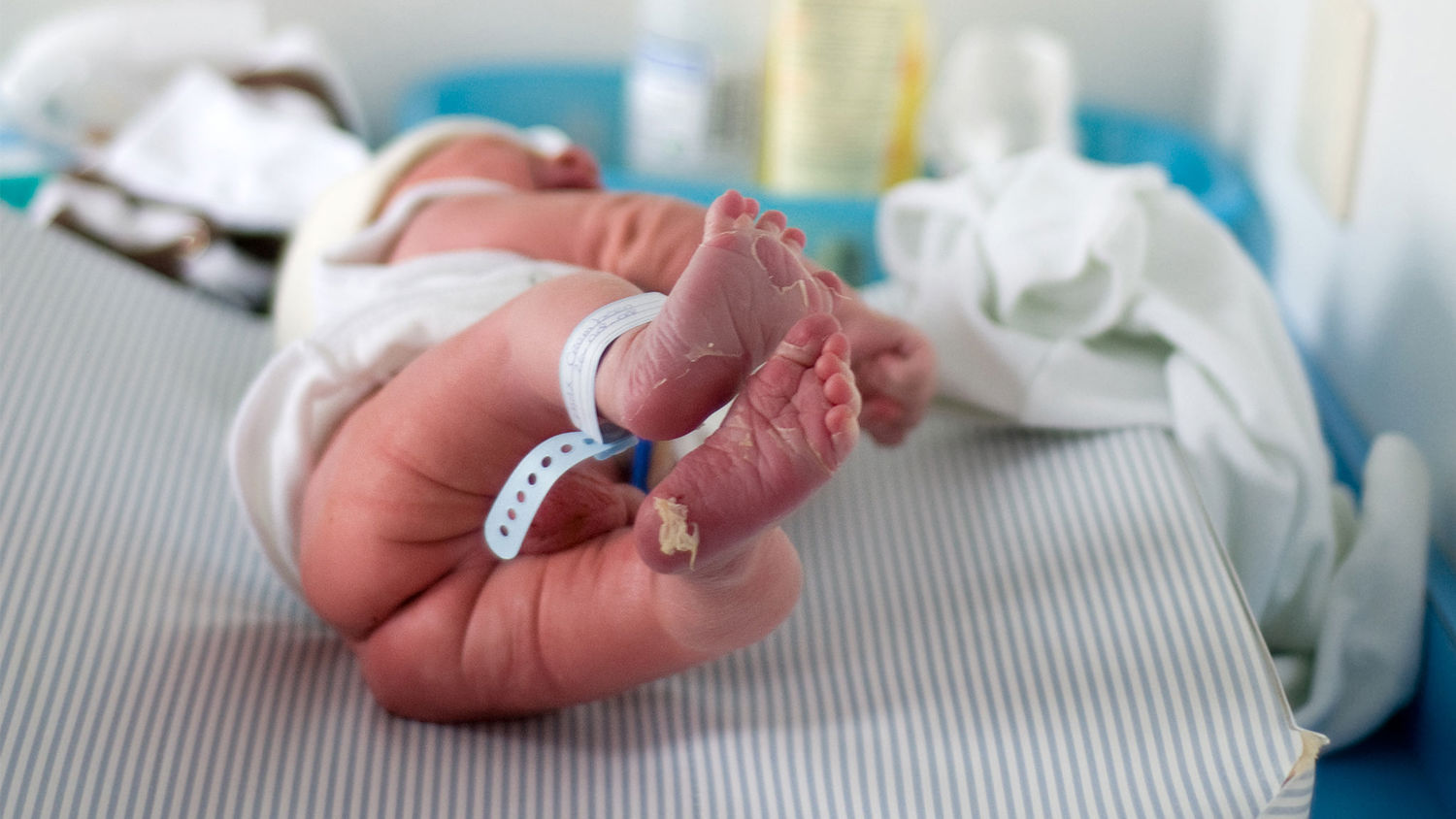 Vård av naveln — nyfödd