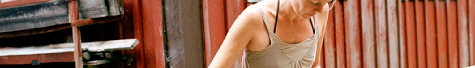 Kvinna bär en stege utomhus