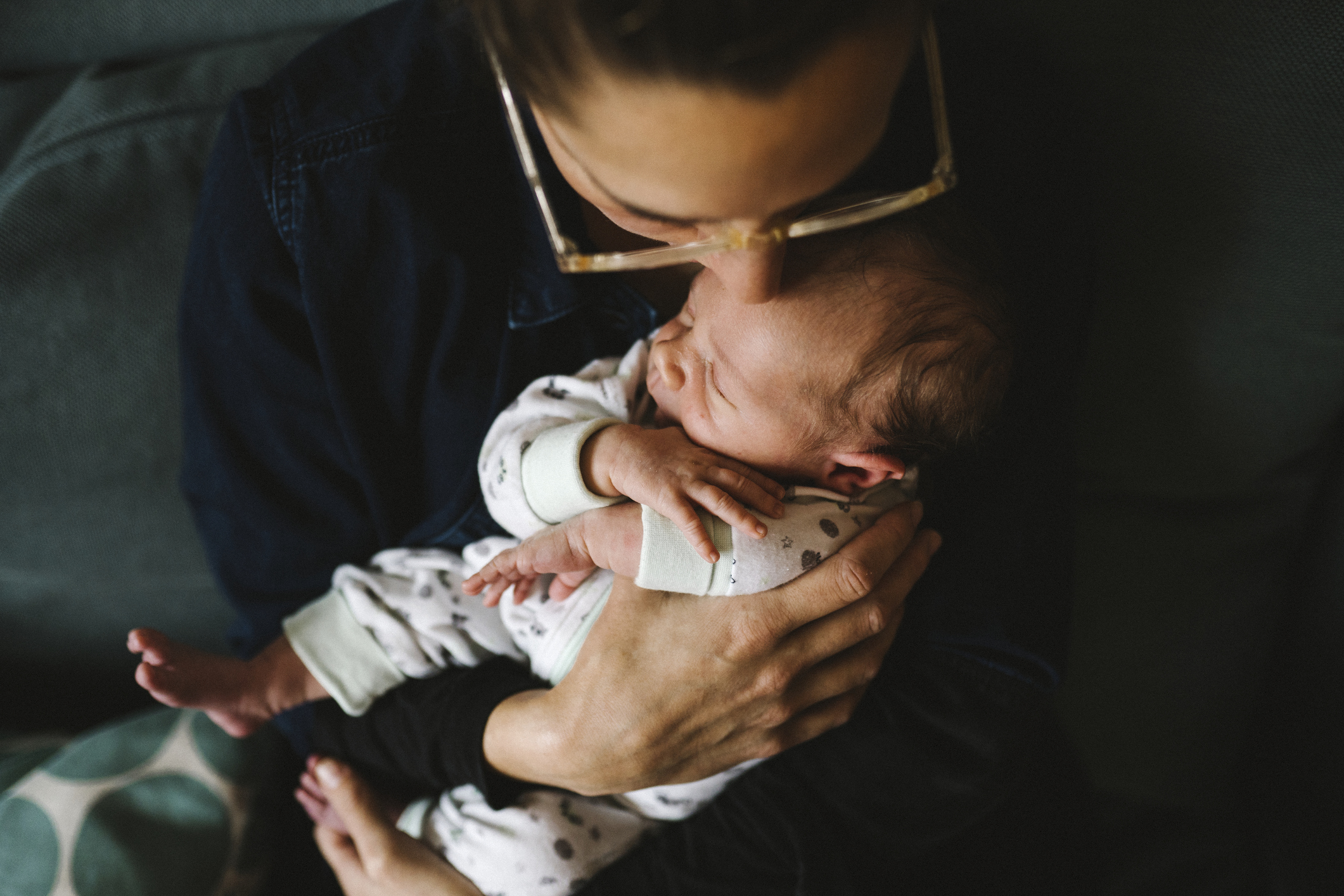 Mamma pussar sin nyfödda bebis på pannan