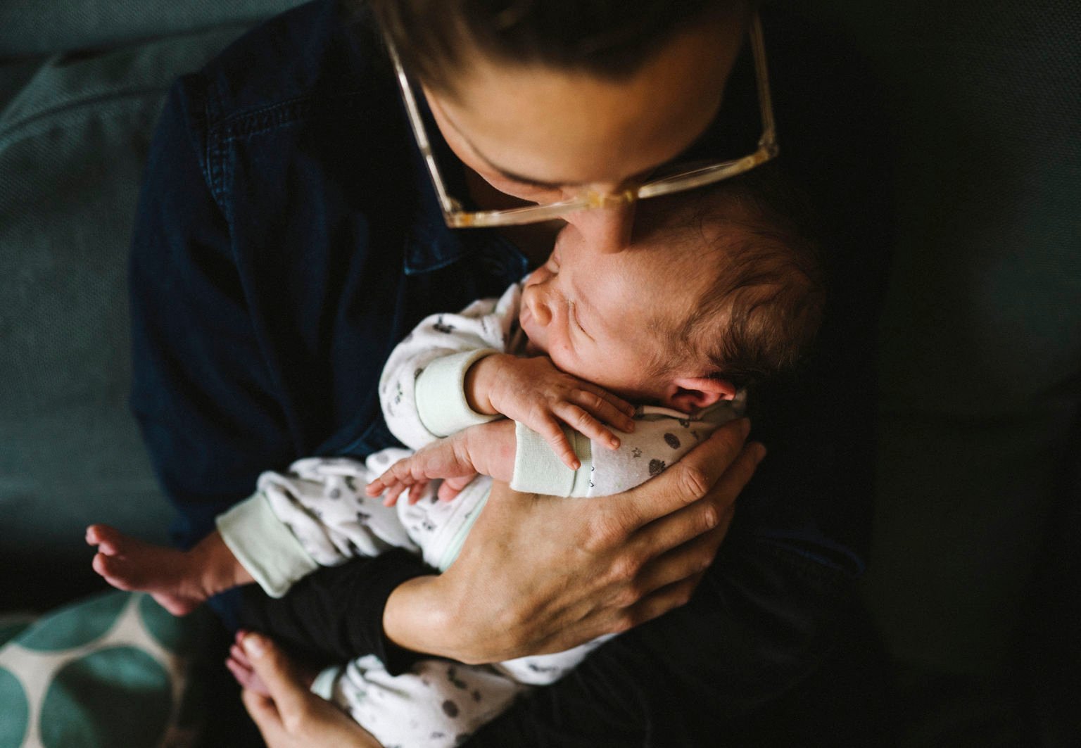 Mamma pussar sin nyfödda bebis på pannan