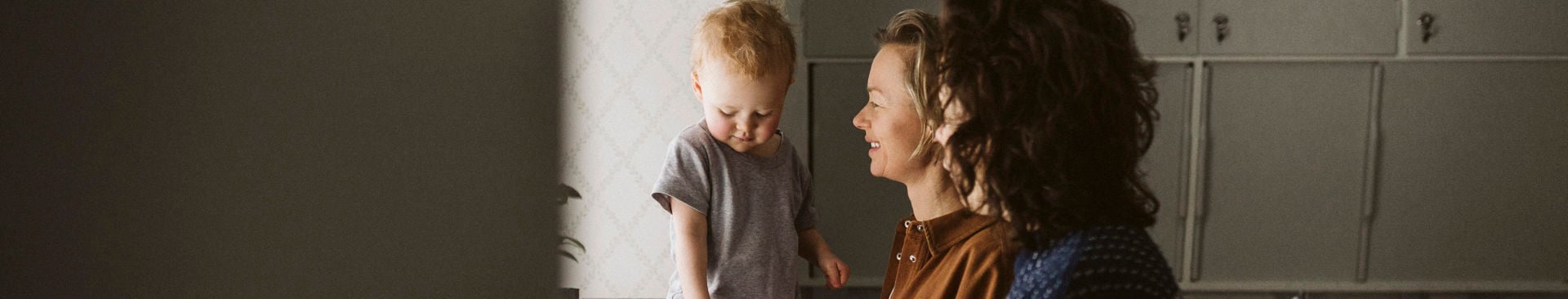 Två kvinnor och en 1-åring bakar i köket