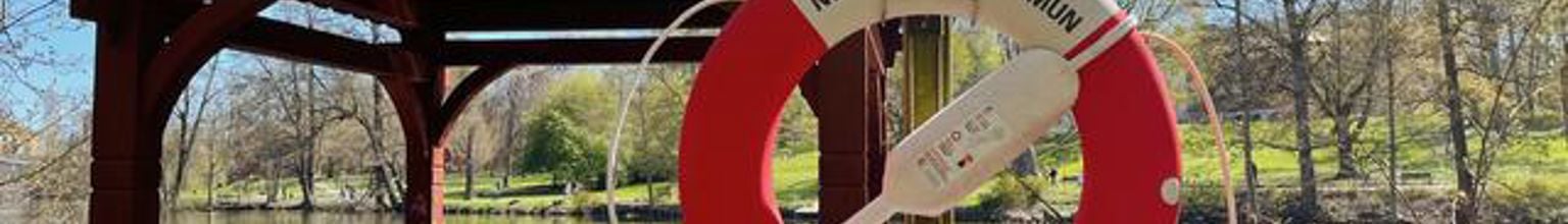 livboj vid lusthus på brygga