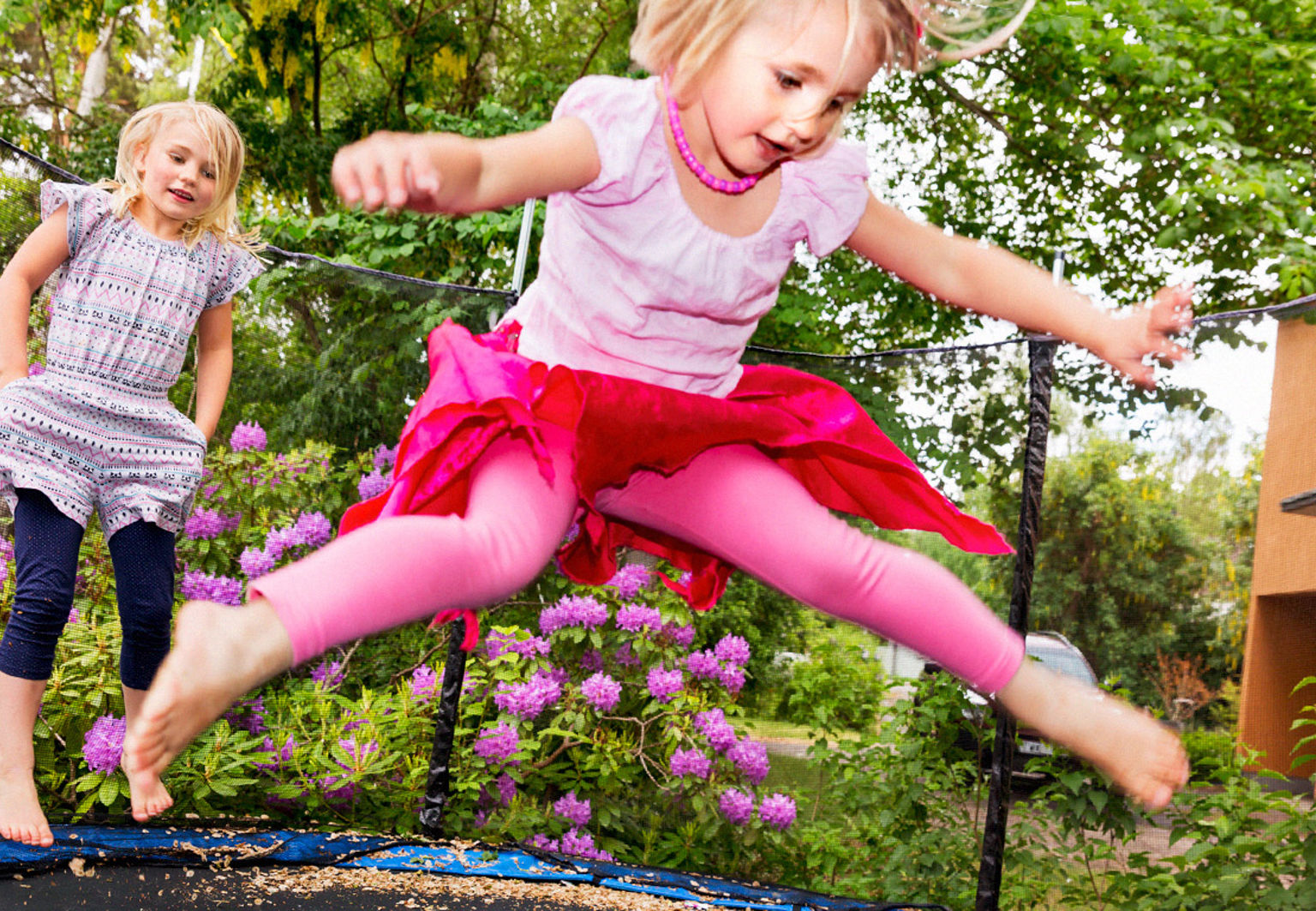 Två flickor hoppar studamatta