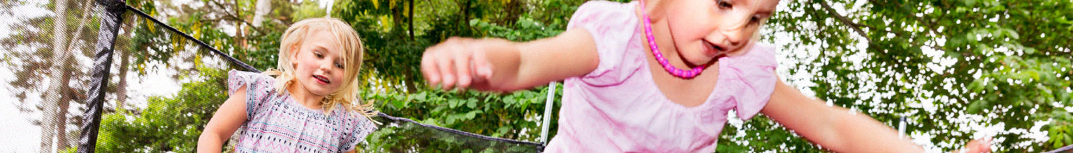 Två flickor hoppar studamatta