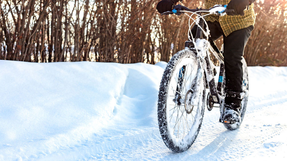 cykel med dubbdäck på snöig väg