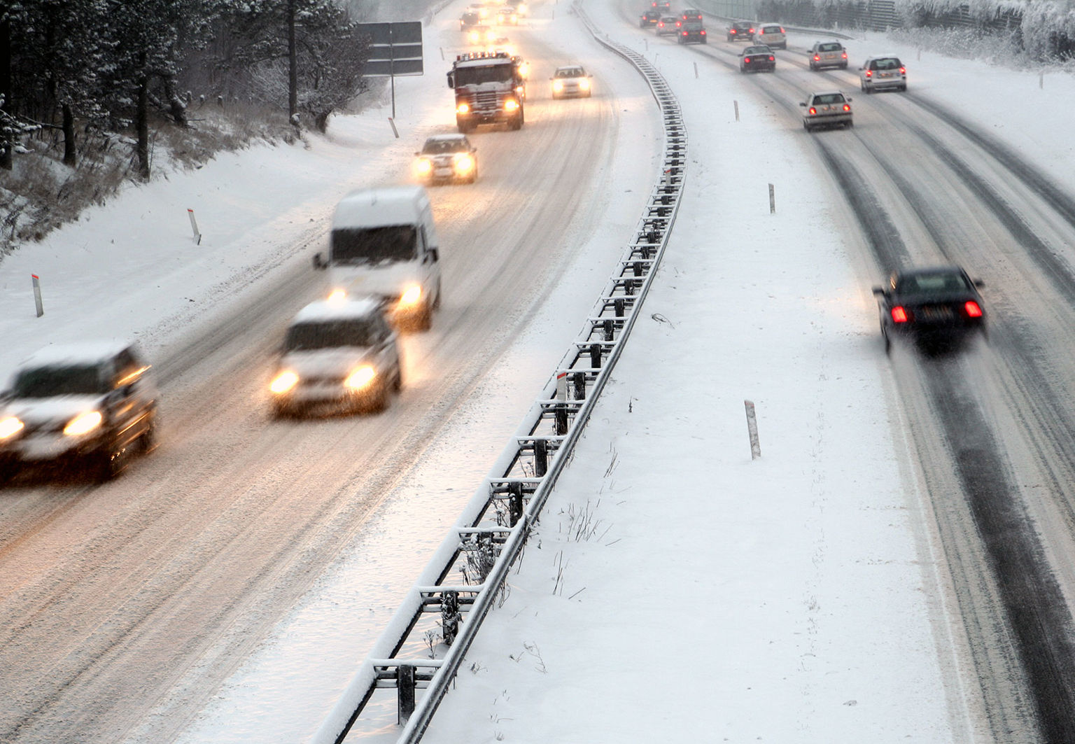 Trafik på motorväg under vintern