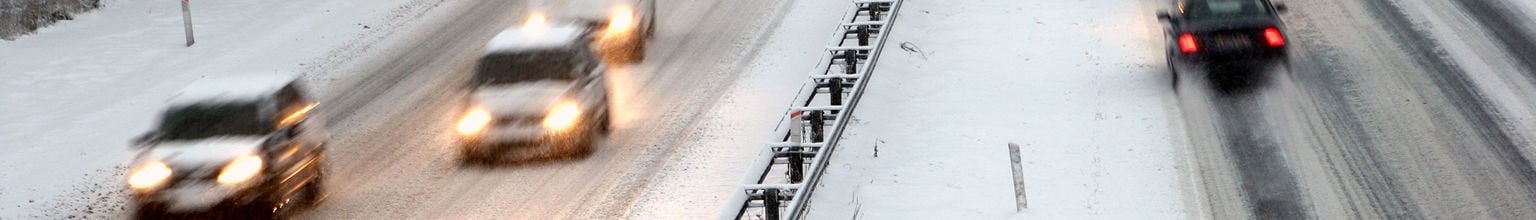 Trafik på motorväg under vintern
