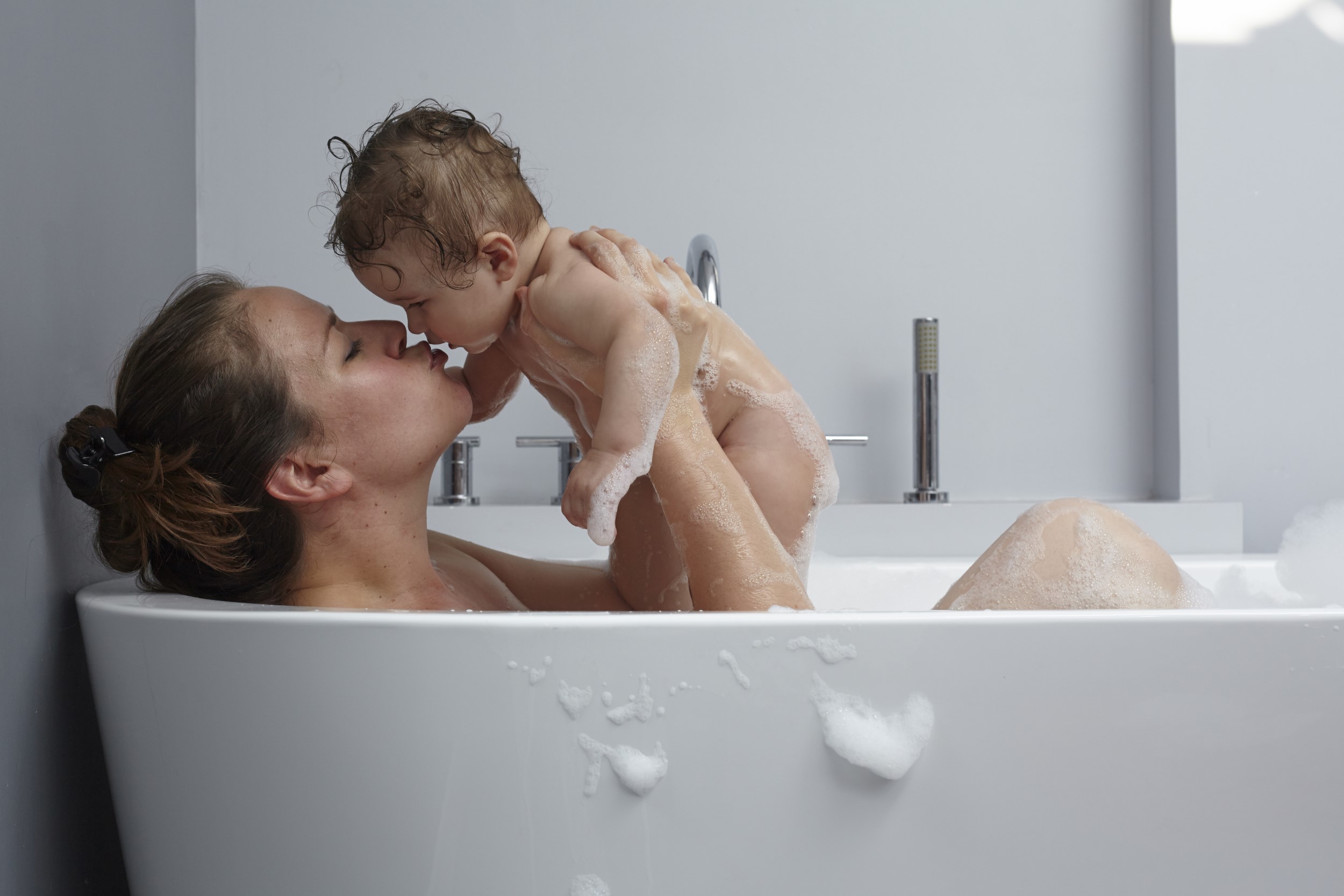 Мать сына в ванной видео. Мамочки в ванной с мальчиками. Вместе в ванной. Мама в ванной. Мама моется вместе с сыном.