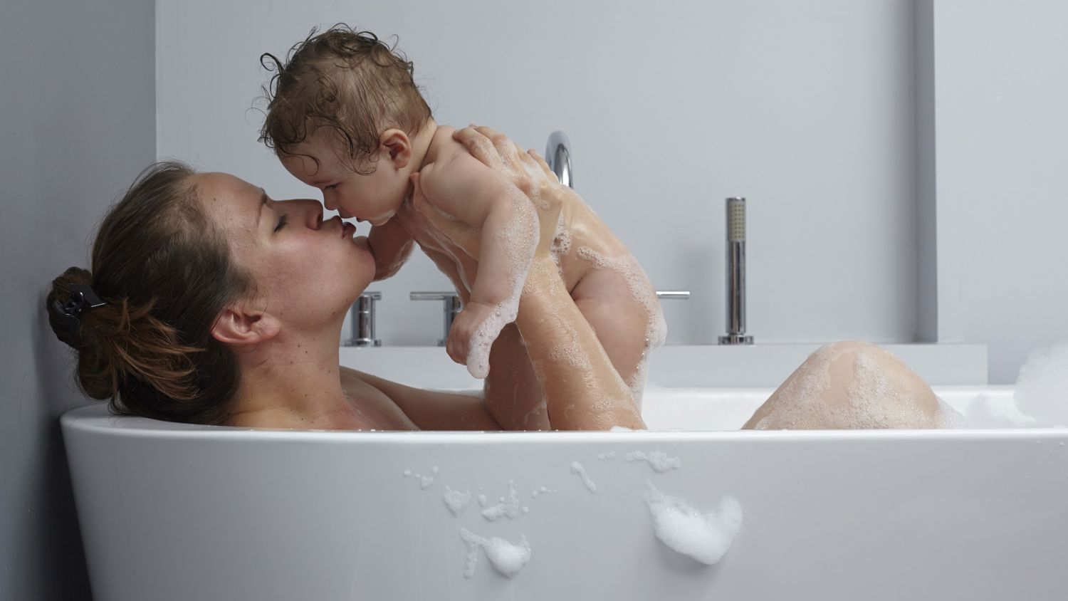 Öva vattentrygghet och babysim med din bebis!