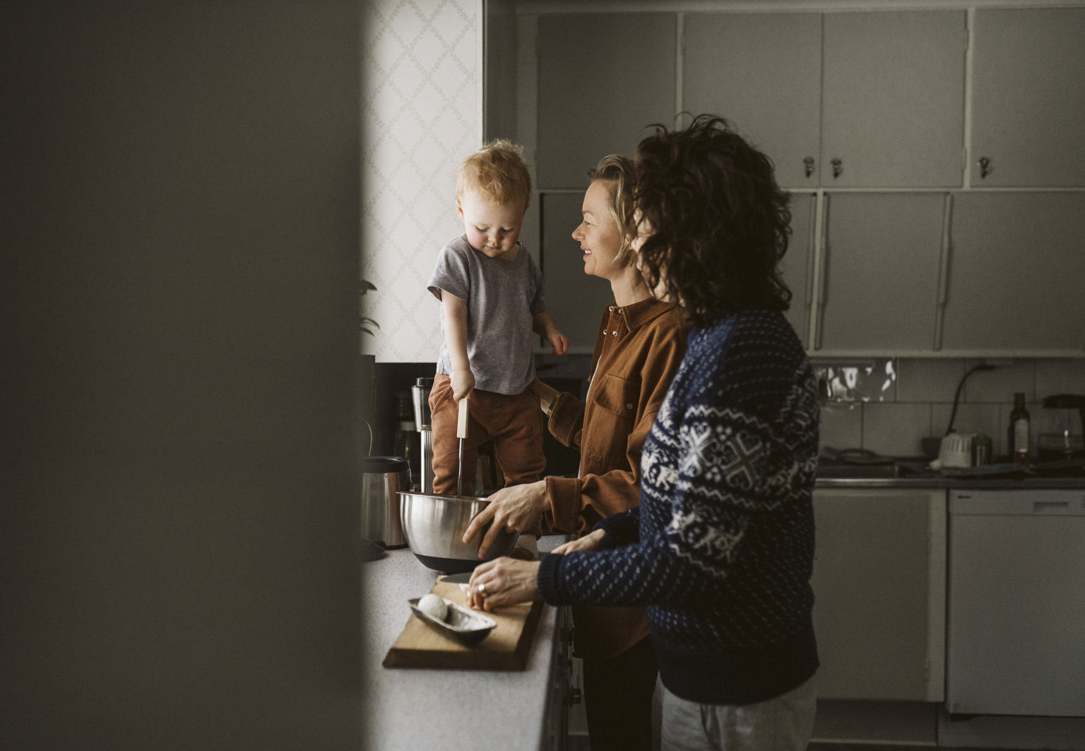 Två kvinnor och en 1-åring bakar i köket